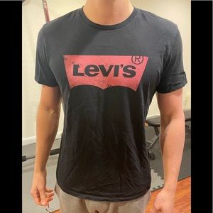 Black Levi’s T-Shirt